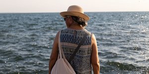 γυναικα πλατη καπελο