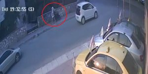 Η στιγμή που η μητέρα με το καρότσι ξεκινάει από το σπίτι της για το Παλαιό Φάληρο