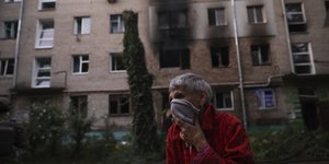 γυναικα μαντιλι στο στόμα
