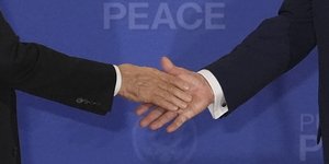 Χειραψία Πούτιν - Τραμπ στην Αλάσκα