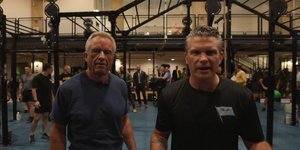 Χέγκσεθ και Κένεντι Τζούνιορ κατά την αθλητική πρόκληση