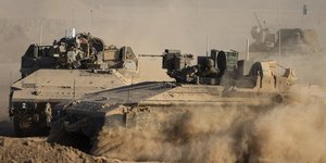 Ισραηλινά άρματα κοντά στα σύνορα του Ισραήλ με τη Λωρίδα της Γάζας