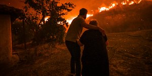 Συνεχίζεται η ολονύχτια μάχη με τις φλόγες στην Ηλεία