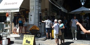 ηλικιωμενοι πεζοδρομιο