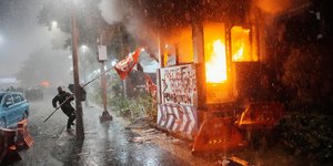 Ταραχές στην Ινδονησία, διαδηλωτές πυρπόλησαν κτίριο