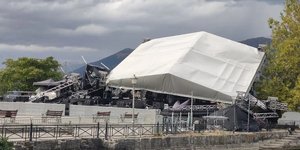 Δυνατός άνεμος παρέσυρε στέγαστρο συναυλίας στα Ιωάννινα