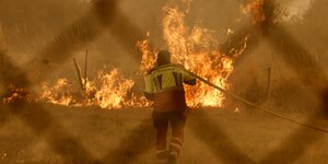 Πυροσβέστης δίνει μάχη με τις φλόγες στην Ισπανία