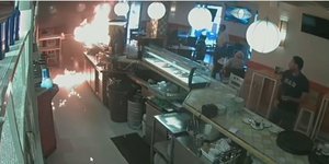 H στιγμή που ο 50χρονος έβαλε φωτιά στην καφετέρια σε ισπανική κωμόπολη