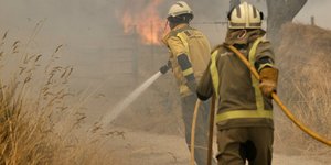 Πυροσβέστες προσπαθούν να σβήσουν μια δασική πυρκαγιά στη βορειοδυτική Ισπανία