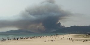 Πυκνός καπνός από τη φωτιά στη νότια Ισπανία που πλέον βρίσκεται υπό έλεγχο
