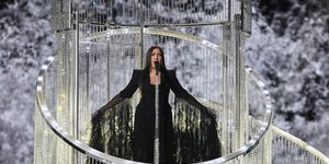 Η Γιουβάλ Ραφαέλ από το Ισραήλ ερμηνεύει το τραγούδι «New Day Will Rise» κατά τον Μεγάλο Τελικό του 69ου Διαγωνισμού Τραγουδιού της Eurovision, στη Βασιλεία της Ελβετίας, το Σάββατο, 17 Μαΐου 2025
