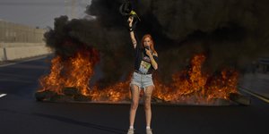 Aκτιβίστρια μπλοκάρει έναν αυτοκινητόδρομο κατά τη διάρκεια διαμαρτυρίας στο Ισραήλ