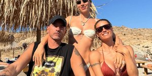 Ο Έρος Ραμαζότι έκανε διακοπές στη Μύκονο με την πρώην σύζυγο και την κόρη τους