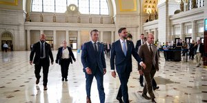 Τζέι Ντι Βανς, Πιτ Χέγκσεθ και Στίβεν Μίλερ επισκέφθηκαν στρατιώτες της εθνοφρουράς στην Ουάσινγκτον 