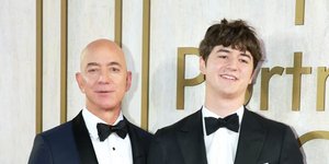 Ο Τζεφ Μπέζος και ο γιος του, Πρέστον Μπέζος, στο American Portrait Gala του 2019, στις 17 Νοεμβρίου 2019, στην Ουάσινγκτον, D.C.