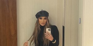 Η Τζένιφερ Λόπεζ εντυπωσιάζει στα 56 με μαύρο εφαρμοστό κορμάκι και στιλέτο γόβες