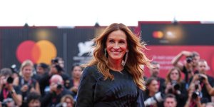 Η Τζούλια Ρόμπερτς κλέβει τις εντυπώσεις στο Φεστιβάλ Βενετίας με φόρεμα Atelier Versace και iconic αξεσουάρ