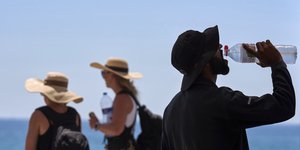 Ανδρας πίνει νερό στη ζέστη