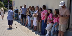 Άνθρωποι στη Βαρκελώνη προσπαθούν να σταθούν στην σκιά ενώ κάποιοι άλλοι μένουν εκτεθειμένοι στον καυτό ήλιο