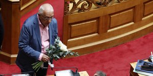 Λευκά λουλούδια για τον Απόστολο Βεσυρόπουλο