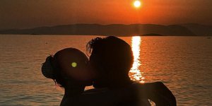 Γαρυφαλλιά Καληφώνη και Χρήστος Μάστορας στο ηλιοβασίλεμα