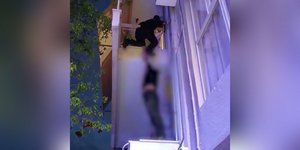 Aστυνομικός σκαρφάλωσε στο μπαλκόνι για να σώσει τον 5χρονο