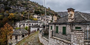 Το Ζαγόρι δεν είναι πια άγνωστο. Το 2023, η UNESCO το αναγνώρισε ως Μνημείο Παγκόσμιας Κληρονομιάς, όχι μόνο για την αρχιτεκτονική του, αλλά και για τον τρόπο που οι κάτοικοί του έμαθαν να ζουν σε αρμονία με το περιβάλλον / SHUTTERSTOCK