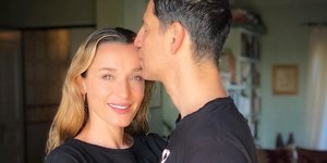 Η Κάτια Ζυγούλη ποζάρει στον φακό του Σάκη Ρουβά σε παραλία της Κέρκυρας -Το καλοκαιρινό ενσταντανέ