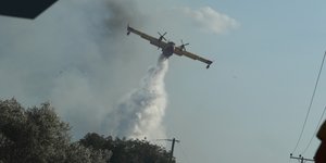 Σε εξέλιξη η μεγάλη φωτιά στη Νοτιοανατολική Αττική