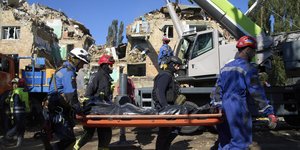 Διασώστες ανασύρουν σορό από τα χαλάσματα μετά από την πυραυλική επίθεση της Ρωσίας στο Κίεβο