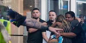 Ο Κίλμαρ Αμπρέγκο Γκαρσία, στο κέντρο, και ο αδελφός του Σέσαρ Αμπρέγκο Γκαρσία, αριστερά, φτάνουν στο γραφείο της Υπηρεσίας Μετανάστευσης και Τελωνείων (ICE) στο Βαλτιμόρη, Δευτέρα, 25 Αυγούστου 2025.