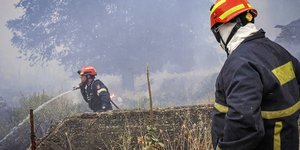 Πυροσβέστες σε επιχείρηση κατάσβεσης