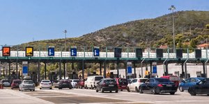Tens of Thousands Return to Athens, Causing Heavy Traffic After Holiday