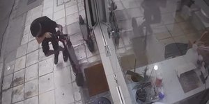 Νεαρός κλέβει ηλεκτρικό πατίνι στη Λάρισα 