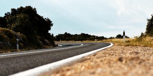 Τι είναι αυτά τα άσπρα κολωνάκια που βλέπουμε στις άκρες του δρόμου .