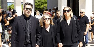 Η οικογένεια του Δημήτρη Κωνσταντάρα στην κηδεία του στο Α' Νεκροταφείο