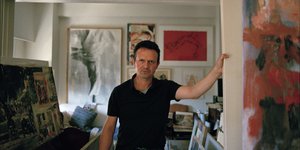 Ο ζωγράφος Ανδρέας Κοντέλλης ανάμεσα σε έργα του