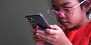 κοριτσακι με κινητο