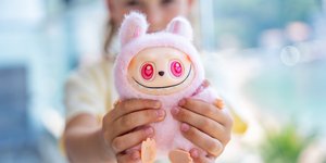 Κοριτσάκι κρατά κουκλάκι Labubu