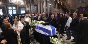 Με την ελληνική σημεία καλυμμένο το φέρετρο 