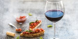 Κρασί και μπρουσκέτες με τομάτα
