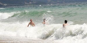 Κύματα σε παραλία