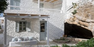 Το σπίτι στην Κύθνο που έχει ένα σπήλαιο στην αυλή του -Σπάνιο φυσικό τοπίο άγριας κυκλαδίτικης ομορφιάς