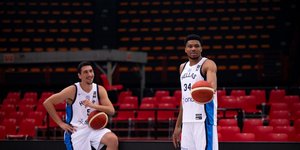 O Γιάννης Αντετοκούνμπο και ο Γιαννούλης Λαρεντζάκης