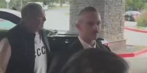 Ο Σεργκέι Λαβρόφ με φούτερ που αναγράφει "CCCP" δηλαδή την συντομογραφία της Ένωσης Σοβιετικών Σοσιαλιστικών Δημοκρατιών (ΕΣΣΔ)