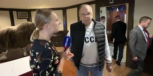 Ο Λαβρόφ με το επίμαχο πουλόβερ που φόρεσε στην Αλάσκα