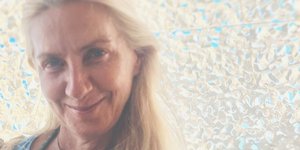 Η Λένα Αρώνη ποζάρει άβαφη και εξηγεί τι σημαίνει καλοκαίρι για εκείνη