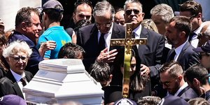 Ο Αντώνης Σαμαράς στην κηδεία της κόρης του Λένας