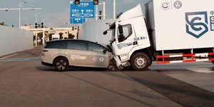 Crash test φορτηγού με ηλεκτρικό αυτοκίνητο