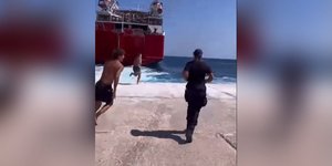 Οι «απονεριστές» της Σικίνου λένε το δικό τους αντίο στα πλοία 